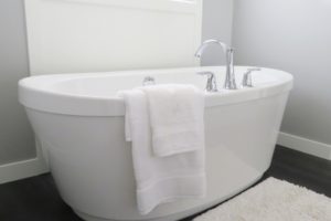 white, clean bathroom thanks to natural cleaning products