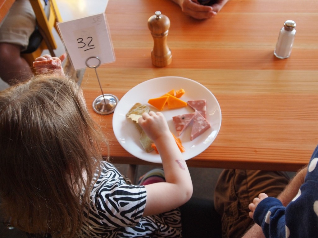 tips to eat out with kids