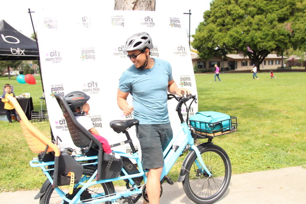 dad turning around to talk to daughter on blix bike electric cargo bike